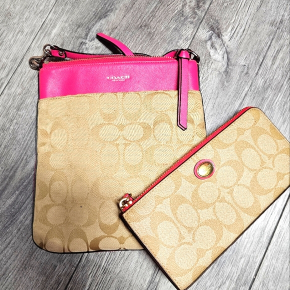 Coach Bags Legacy Signature North/South Swingpack & Payton Signature Zip Wallet - Picture 2 of 13